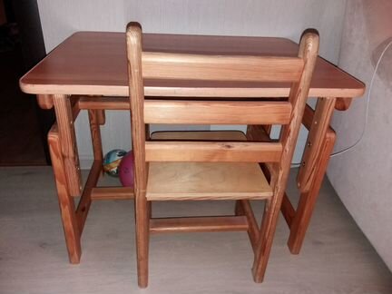 Деревянные стол и стульчик