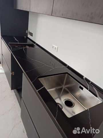 Кухонные столешницы и изделия из кварцевого камня
