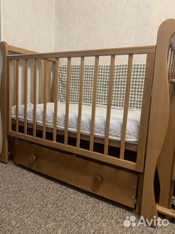 Детская кроватка с маятником и ящиком