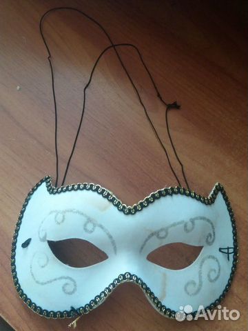 Новогодняя карнавальная маска (Красный куб)