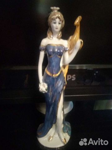 Статуэтка фарфор,девушка с павлином.26см.Кисловодс