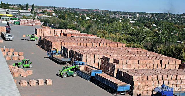 Работники цеха кирпичного завода