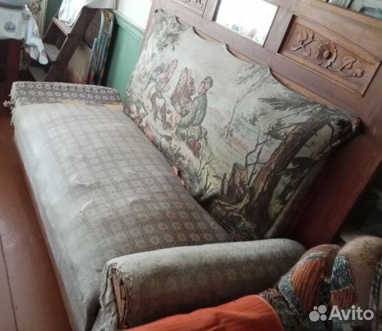 Старый диван с валиками
