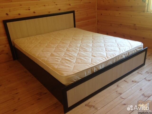 Двуспальная кровать с матрасом Двуспальная кровать с матрасом