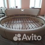 Круглая двухспальная кровать и две тумбочки