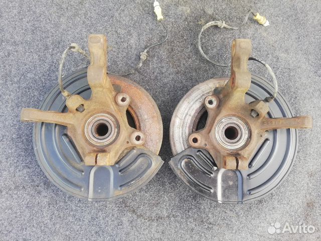 Кулак поворотный передний Рено Симбол 1.4л АКПП