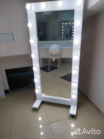 Зеркало с лампочками макияжное