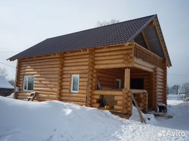 Сруб дома из рубленного бревна. Зимний лес