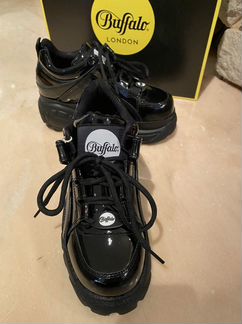 Кроссовки на массивной подошве фирмы Buffalo