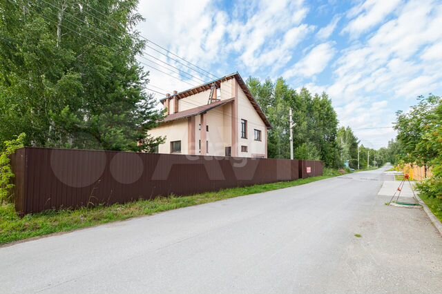 Коттедж 249 м² на участке 10 сот.