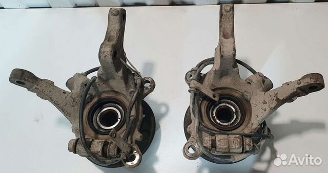 Кулак передний Левый Mitsubishi Carisma