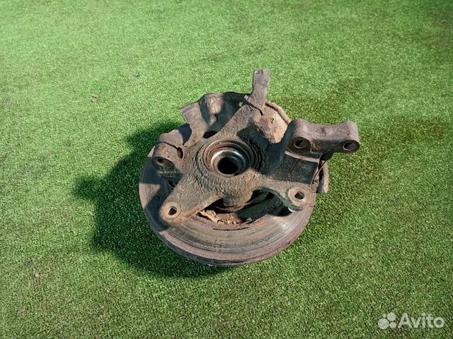 Поворотный кулак передний левый Kia Spectra седан