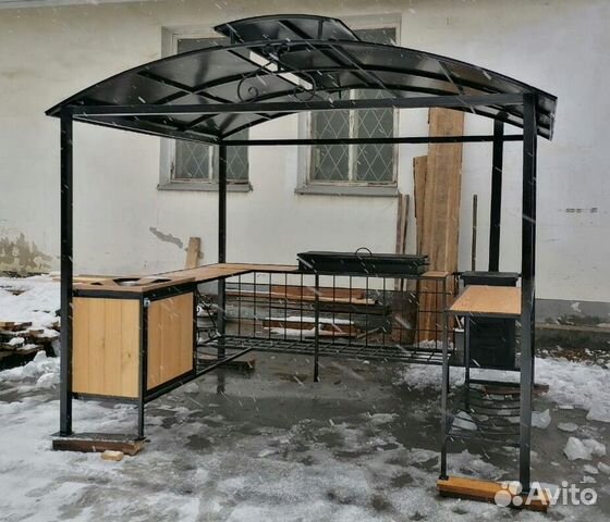 Мангальная зона под крышей