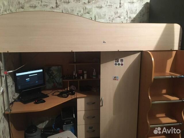Кровать чердак со столом и шкафом для одежды фото