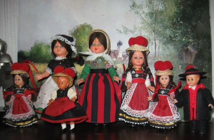Винтажные куклы в немецких национальных костюмах