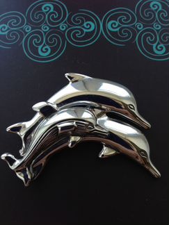 Брошь Дельфины США