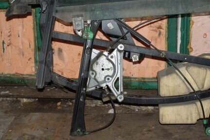 Передний левый стеклоподъемник Audi A4 B5 8D