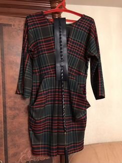 Стильное клетчатое платье с широким ремнём