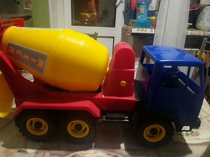 Игрушка бетономешалка