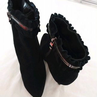 Стильные замшевые ботильоны