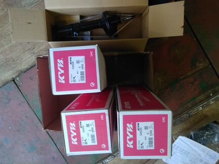 Стойки на Авенсис 220