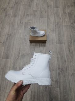 Ботинки dr. Martens белые без меха женские