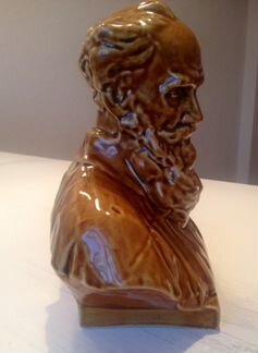 Бюст Л. Н. Толстой
