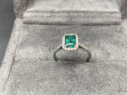 Золотое кольцо с изумрудом и бриллиантами