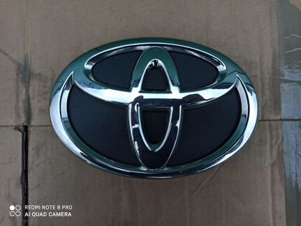 Эмблема передняя Toyota Land Cruiser 200 с 2015г