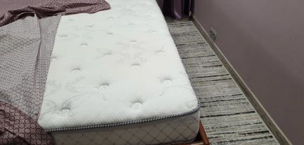 Кровать с матрасом