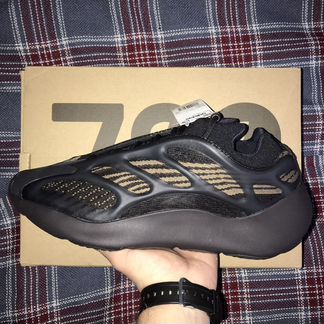 Yeezy boost 700v3 Clay brown 9 11 us