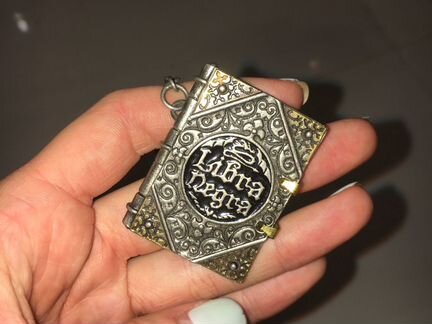 Рок- подвеска Libra Negra Черная Книга с гравюрой
