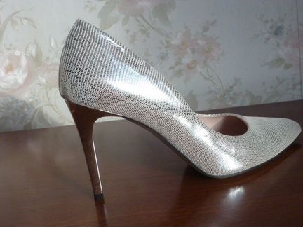 Серебристые туфли-лодочки