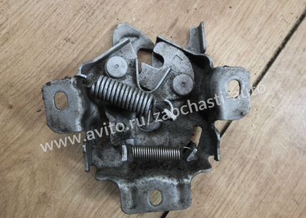 Замок капота Suzuki SX4 2006-2013г 8211079J10