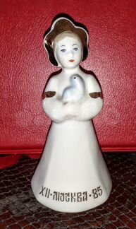 Статуэтка фарфоровая Девушка в кокошнике с голубем