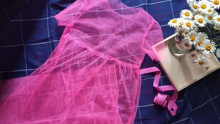 Фатиновое платье неонового розового цвета