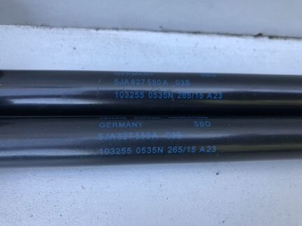 Амортизатор крышки багажника на Шкода Рапид