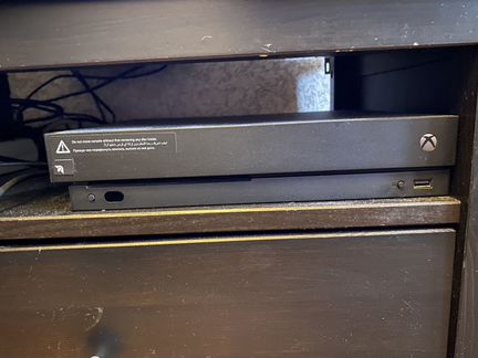 Xbox one x с 2 контроллерами и играми