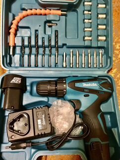 Шуруповерт Makita c набором бит