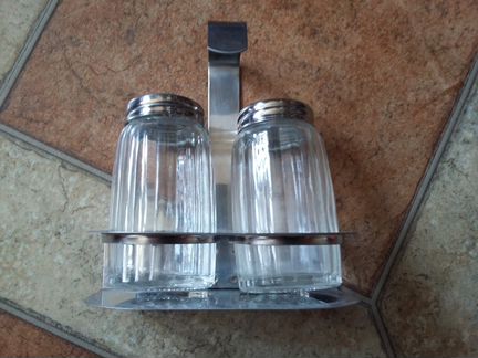 Солонка и перечница с подставкой