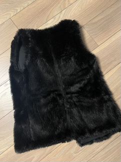 Жилет черный меховой Stradivarius