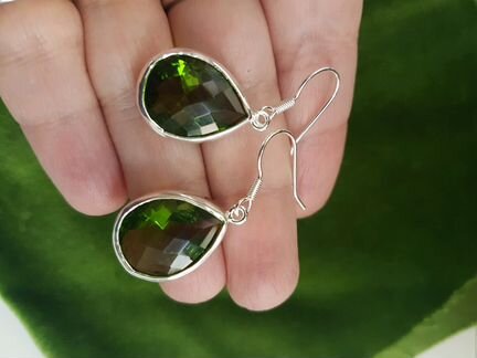 Серьги с зелеными кристаллами