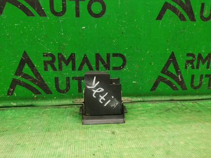 Замок багажника Skoda Yeti 2009