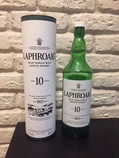 Бутылка и упаковка из-под виски Laphroaig