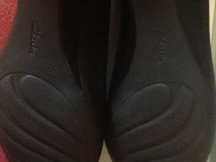 Кожаные ботильоны(туфли) Clarks на танкетке 39