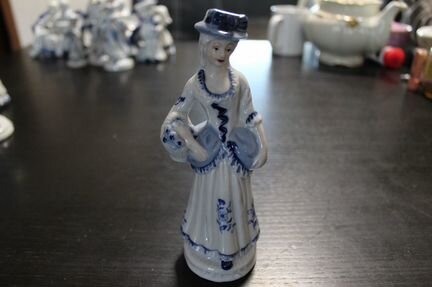 Фарфоровая статуэтка