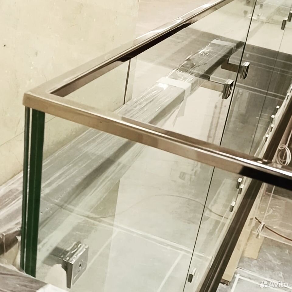 Stainless glass. Стекло и нержавейка. Профиль из нержавейки для стекла. Дверь нержавейка со стеклом. Полированная и шлифованная нержавеющая сталь.