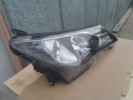Фара правая галоген Toyota rav4 ca40