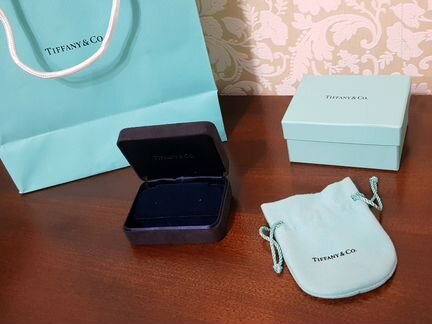 Коробка Tiffany под серьги с синим нутром
